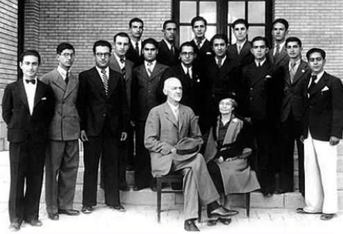 دکتر جردن به همراه همسرش و فارغ‌التحصیلان همان سال البرز در مدرسه ماندگار البرز تهران