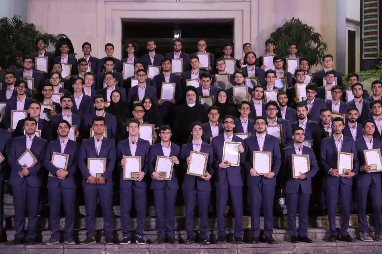 فارغ التحصیلان دبیرستان علامه امینی در کنار آقای رئيسی