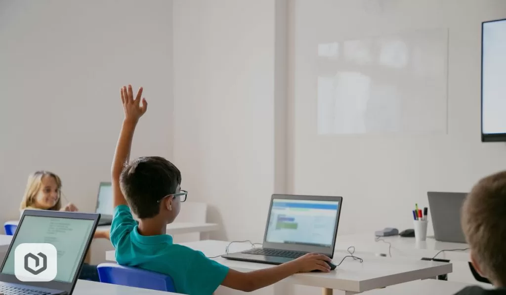 تاثیر هوشمند سازی مدارس بر پیشرفت تحصیلی دانش آموزان