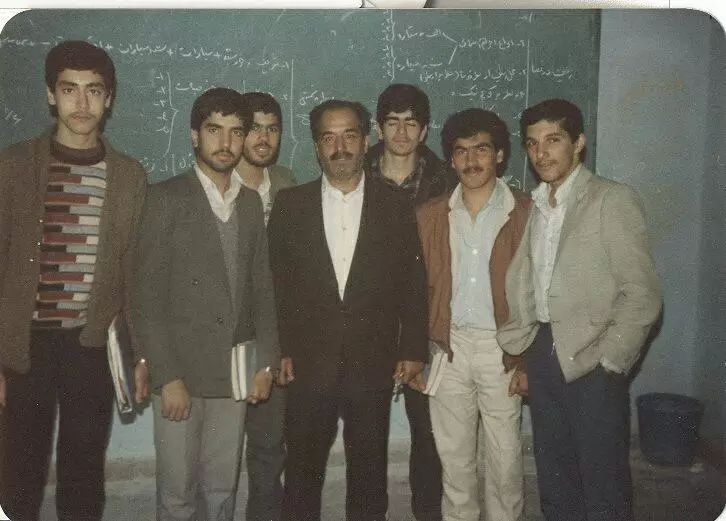 در کلاس نجوم دبیرستان ماندگار دکتر شریعتی مشهد معلم مرحوم قوام صبوریاوایل دهه ۶۰