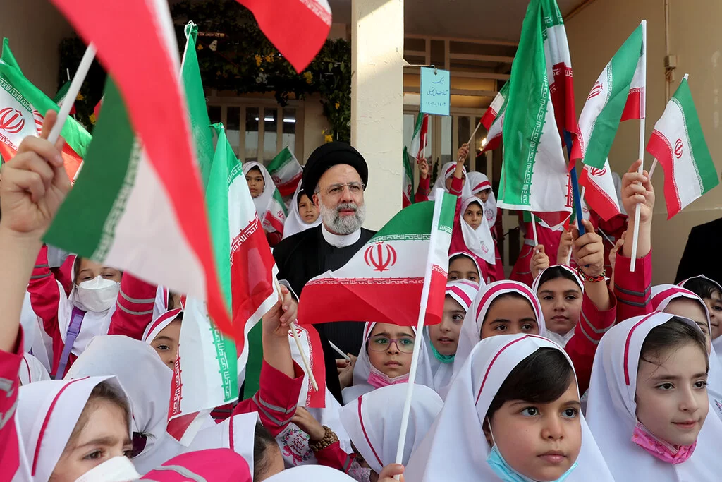 حضور رئیس جهمور ایران در کنار دانش‌‌آموزان مدرسه دخترانه شهید فرهاد حسینمردی