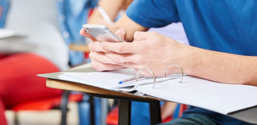 تلفن هوشمند در مدارس استفاده از تلفن هوشمند در مدارس ممنوع شود