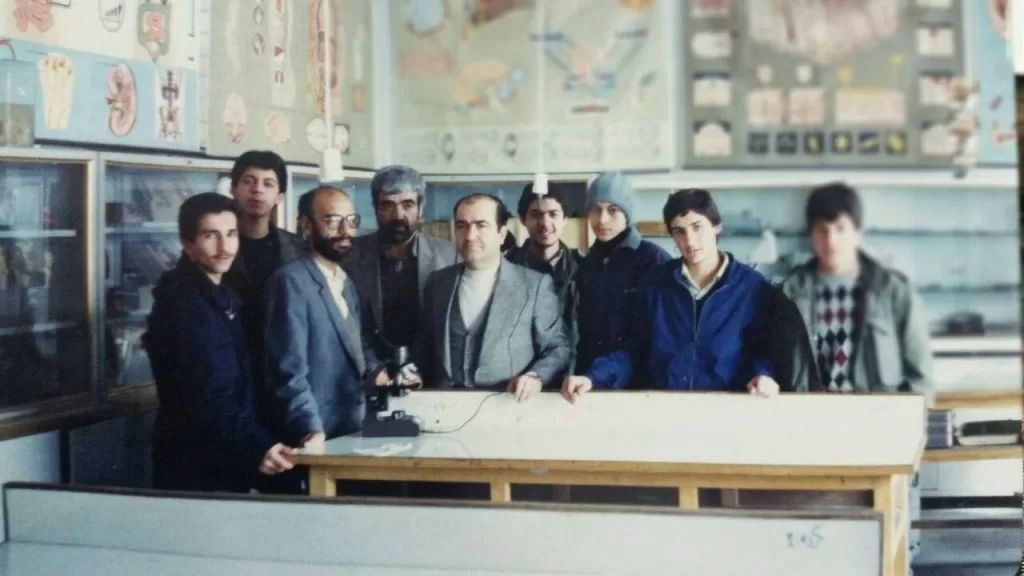 سه دبیر زیست شناسی دبیرستان دکتر شریعتی مشهدآقایان گلشن پور، مروج، محمدنیانیمه اول دهه ۶۰